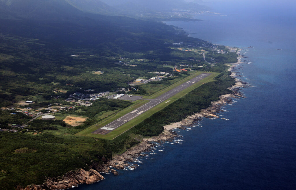 上空から望む屋久島空港＝屋久島ポスト撮影