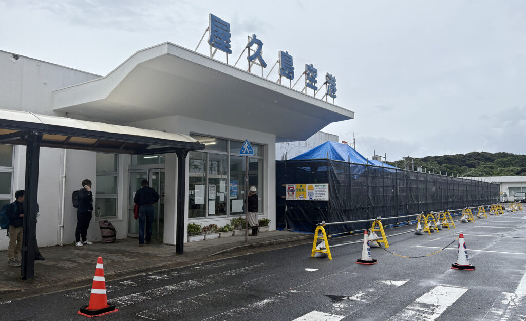 屋久島空港ターミナルの出入口付近に仮設の停留所を移せば、乗客は軒下でバスを待つことができる＝2025年11月5日、屋久島ポスト撮影