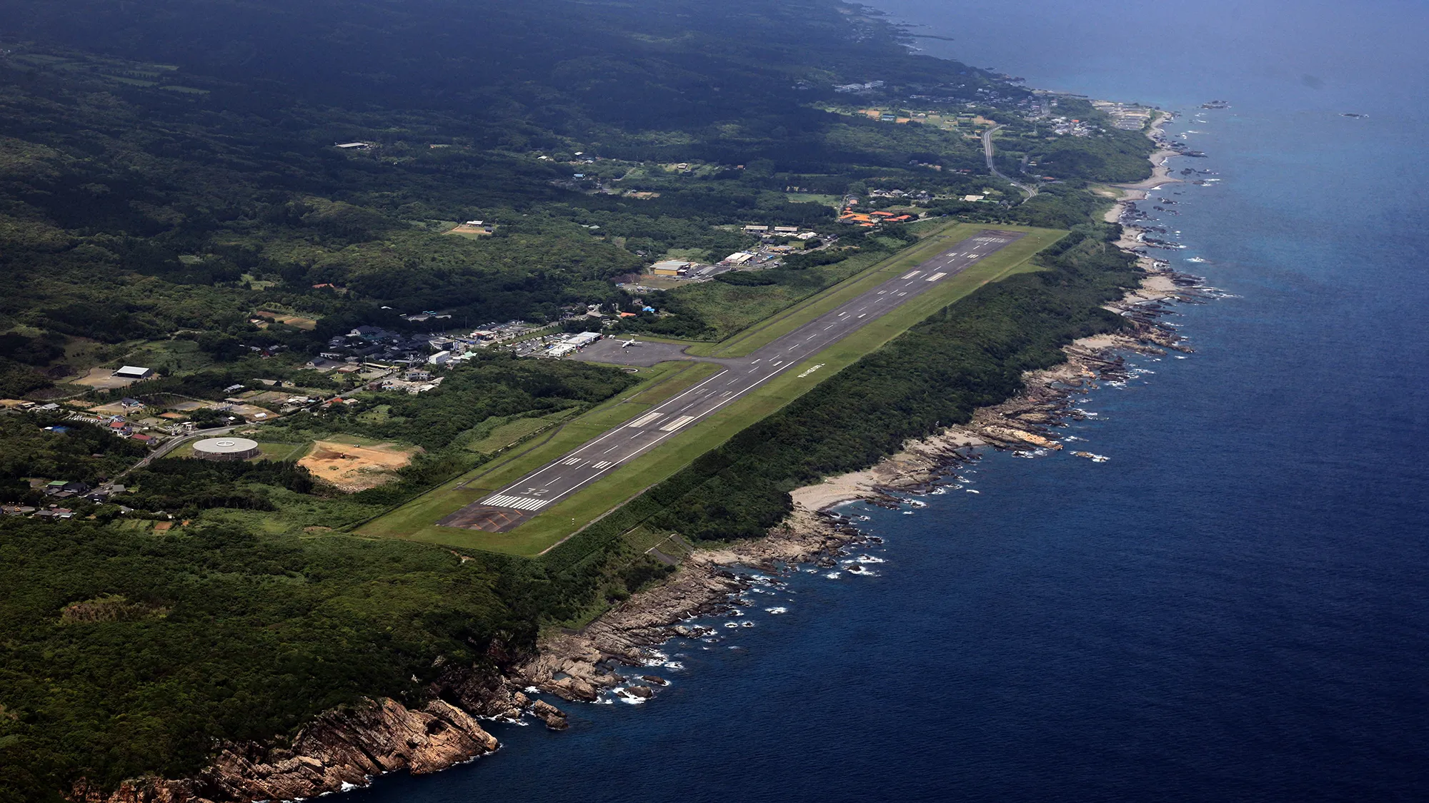空港滑走路延伸、町は地権者35人と用地買収で交渉中【屋久島町長記者会見】